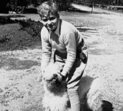 Príncipe Juan Carlos, posa con uno de los perros de la Familia Real